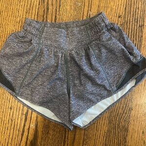 Lululemon sz 0 gray hotty hot short 2.5” low rise